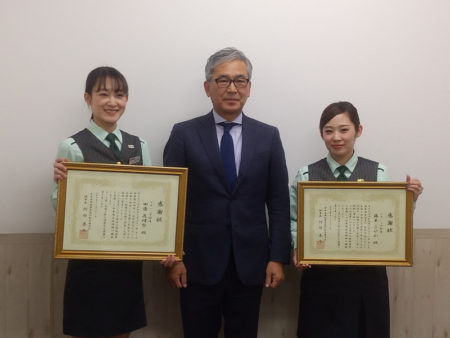 左から 田邊花緒梨さん、金理事長、藤本さやかさん